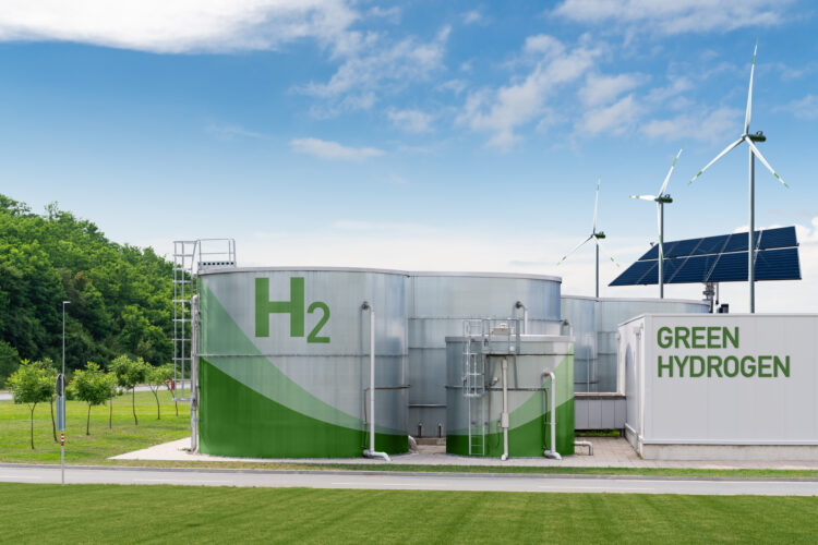 Anlage für Grünen Wasserstoff mit Windrädern